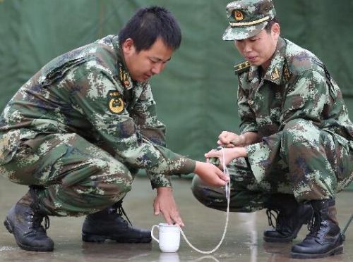 武警官兵使用凈易單兵凈水器凈化水質
