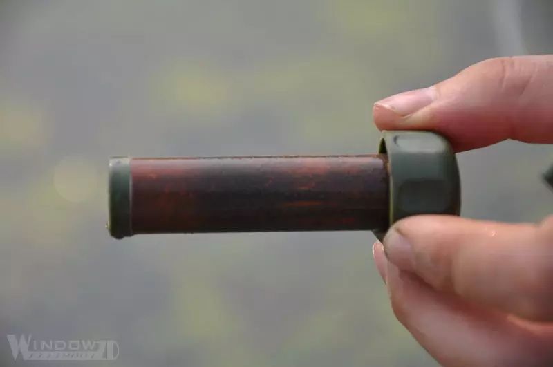 凈易單兵戶外凈水器將河水中的泥沙、細(xì)菌等雜質(zhì)截留在了濾芯外面