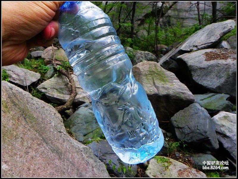 小溪水經(jīng)過凈易單兵應(yīng)急凈水器過濾后清澈透明